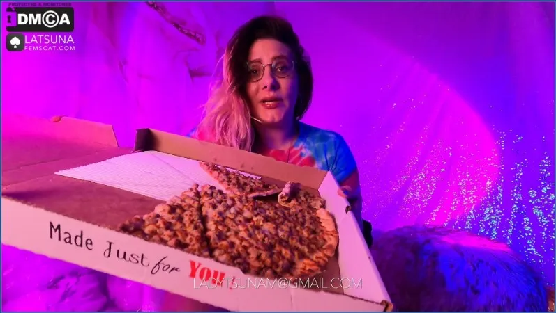 Lady Tsunam arruina su pizza con mierda - scat video