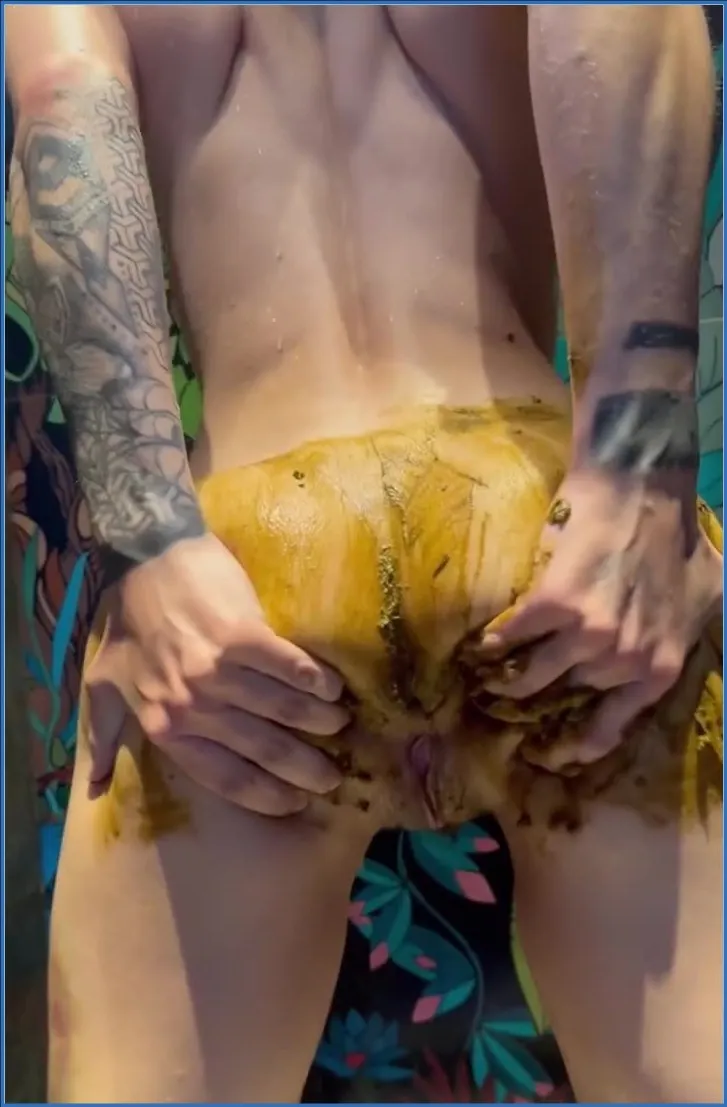 Kaitlyn Katsaros deja pasmada a Nuria con su defecación - scat video