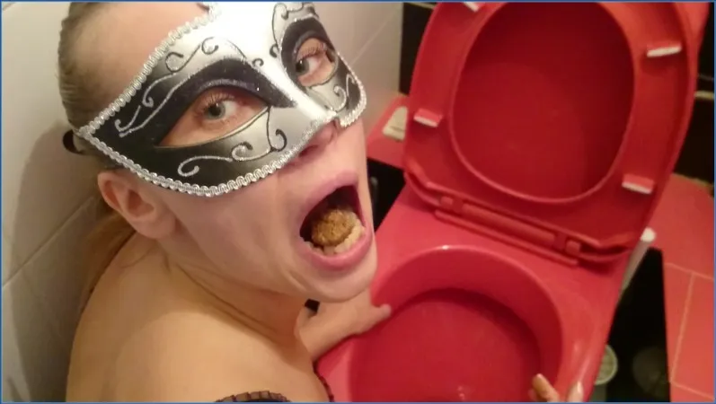 Brown Wife lame una taza de bano sucia hasta dejarla limpia - scat video