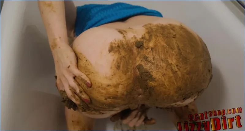 LizzyDirt expulsa su caca en primer plano sucio - scat video
