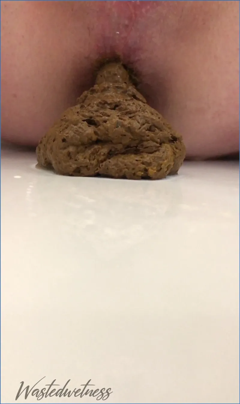 Wastedwetness embarra una mousse marrón y expulsa una caca gruesa - scat video