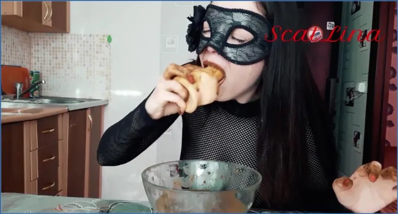 Scat Lina se prepara una sopa de caca y se la come con gusto - scat video