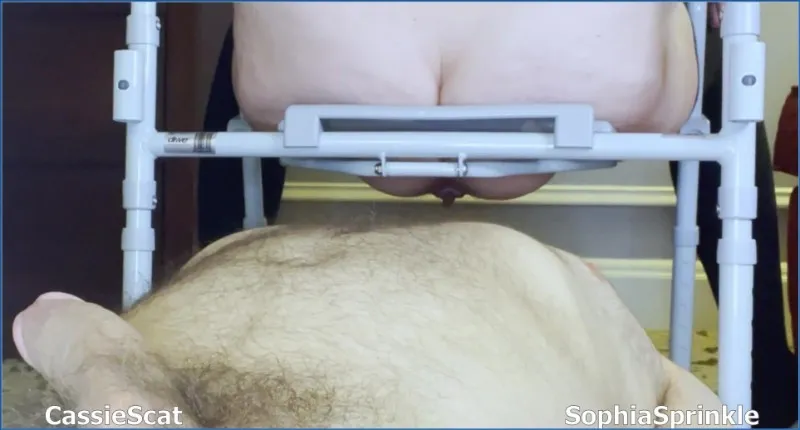 Sophia Sprinkle y otra chica alimentan a un esclavo hambriento con caca - scat video